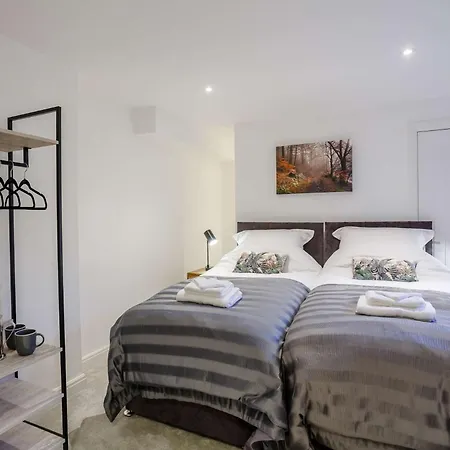 3 Bed In 86490