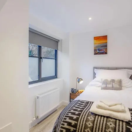 3 Bed In 86490 해러게이트